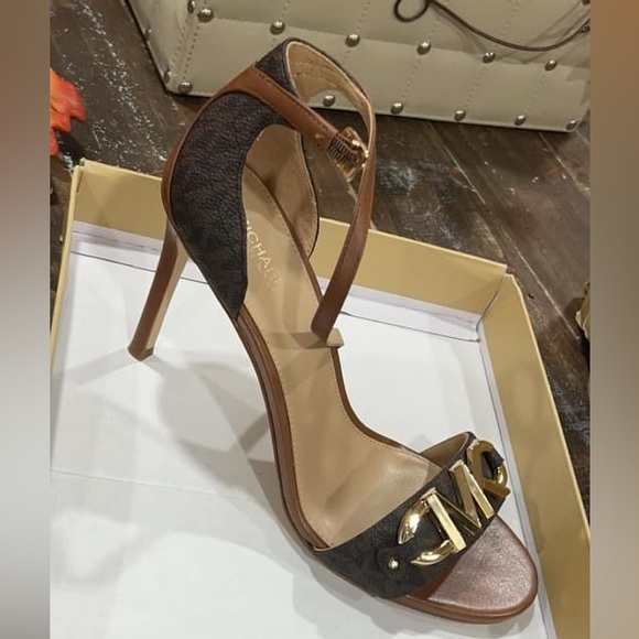 MK Izzy Sandals - Picture 1 of 2